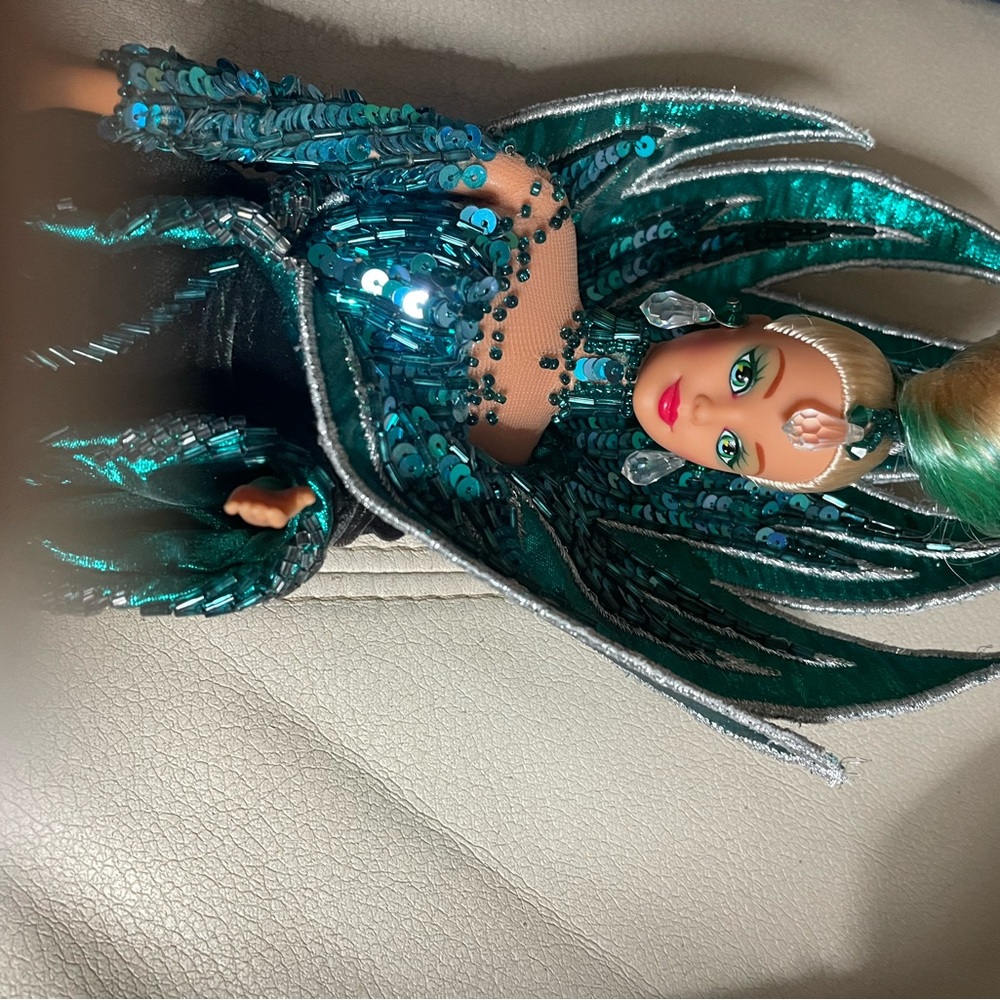 Bob Mackie 1992 Neptune fantasy 4th edition.
Barbie comes in box any paper work